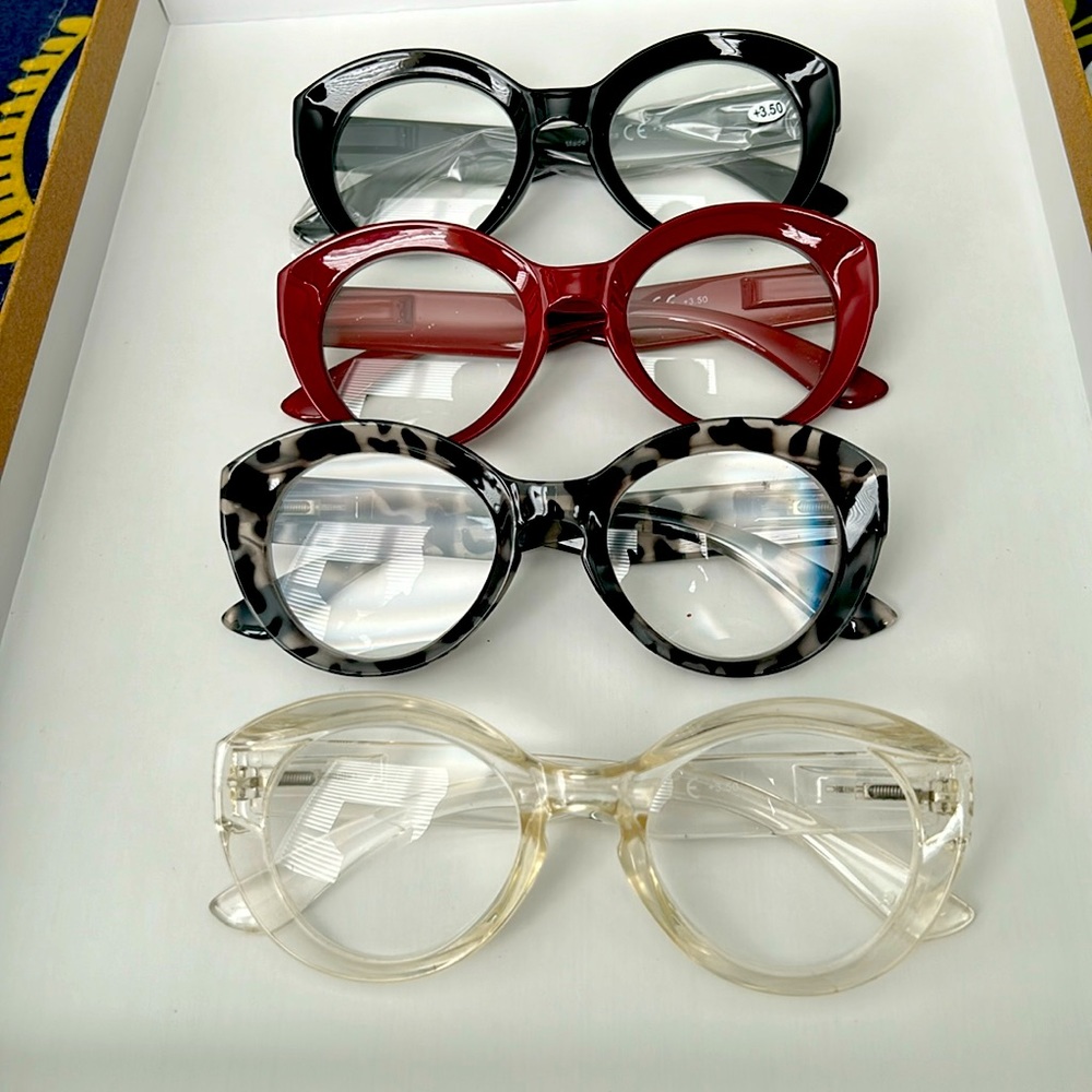This is 4 Pairs of Reading glasses🤓! They are size +3.50. The brand is CE.
